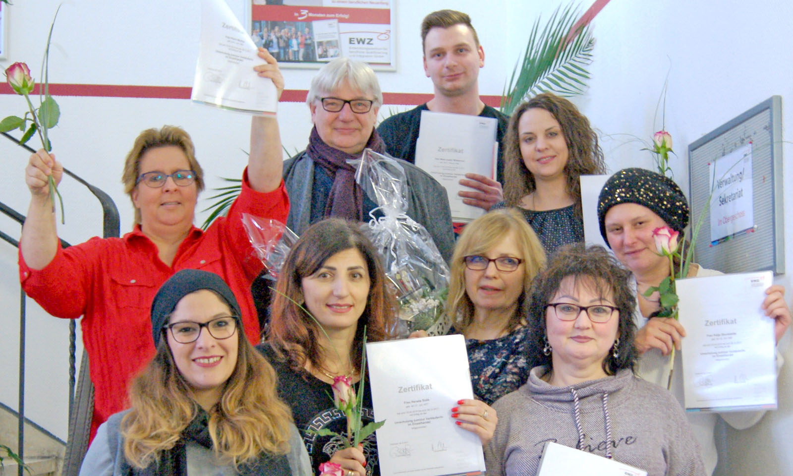 (Bild: Teilnehmende, Lehrgangsleitung Herr Ehgartner und Koordinatorin Frau Thielen) (Bild: Teilnehmende, Lehrgangsleitung Herr Ehgartner und Koordinatorin Frau Thielen)